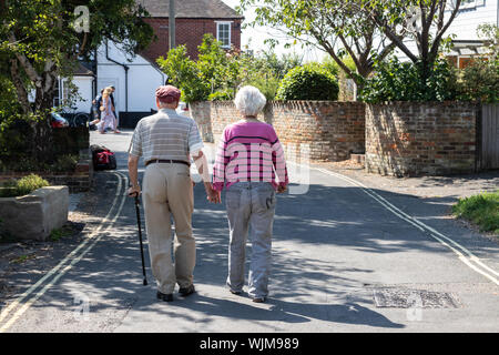 Ein älteres Ehepaar einen Spaziergang Hand in Hand Stockfoto