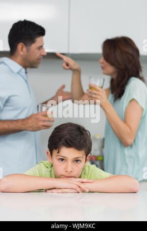 Closeup Portrait eines traurigen Sohn während die Eltern in der Küche Streit Stockfoto