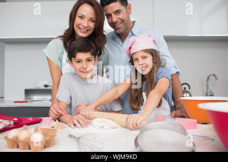 Porträt einer Familie von vier Vorbereitung Cookies in der Küche zu Hause. Stockfoto