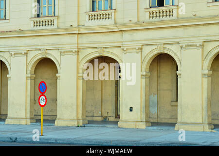 Street Fotografie im Zentrum von Havanna - US-Botschaft gründen, La Habana (Havanna), Havanna, Kuba Stockfoto