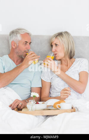 Portrait von Happy reifes Paar Frühstück im Bett zu Hause. Stockfoto