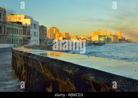 Street Fotografie im Zentrum von Havanna - Malecón (offiziell Avenida de Maceo) Ufermauer am Morgen, La Habana (Havanna), Havanna, Kuba Stockfoto