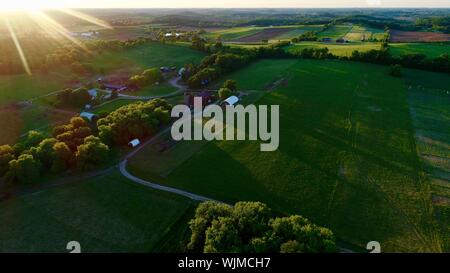 Luftbild bei Sonnenuntergang über Brattset Family Farm, ein organischer Rindfleisch Bauernhof mit Gras gefüttert Vieh, Jefferson, Wisconsin, USA Stockfoto