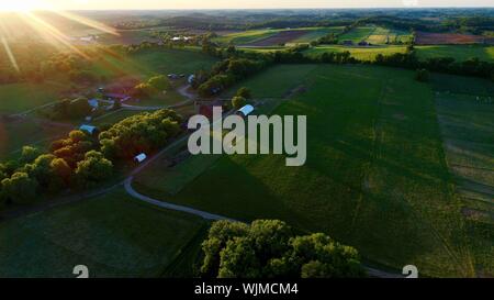 Luftbild bei Sonnenuntergang über Brattset Family Farm, ein organischer Rindfleisch Bauernhof mit Gras gefüttert Vieh, Jefferson, Wisconsin, USA Stockfoto