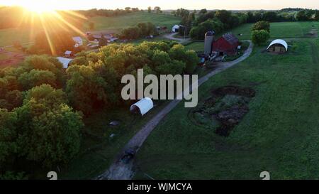 Luftbild bei Sonnenuntergang über Brattset Family Farm, ein organischer Rindfleisch Bauernhof mit Gras gefüttert Vieh, Jefferson, Wisconsin, USA Stockfoto