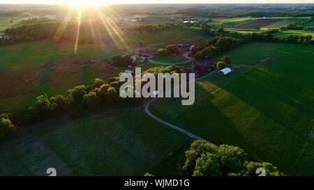 Luftbild bei Sonnenuntergang über Brattset Family Farm, ein organischer Rindfleisch Bauernhof mit Gras gefüttert Vieh, Jefferson, Wisconsin, USA Stockfoto