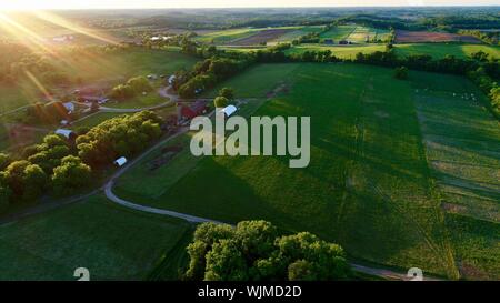 Luftbild bei Sonnenuntergang über Brattset Family Farm, ein organischer Rindfleisch Bauernhof mit Gras gefüttert Vieh, Jefferson, Wisconsin, USA Stockfoto