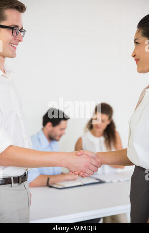 Kaufmann und Kauffrau Begrüßung im Büro treffen Stockfoto