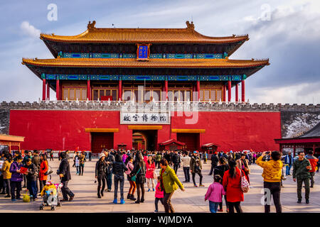 Peking, China, April 2013 Masse von Touristen, die Verbotene Stadt und die Bilder, vorne Blick auf Eingang Stockfoto