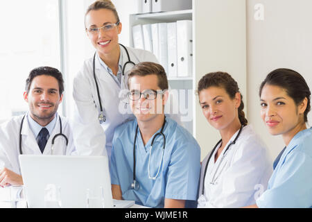 Portrait von zuversichtlich, Krankenschwestern und Ärzte im Krankenhaus Stockfoto