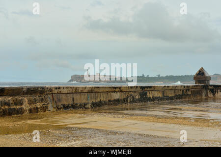 Street Fotografie im Zentrum von Havanna - Surf Absturz auf das Meer an der Wand entlang des Malecon, La Habana (Havanna), Havanna, Kuba Stockfoto