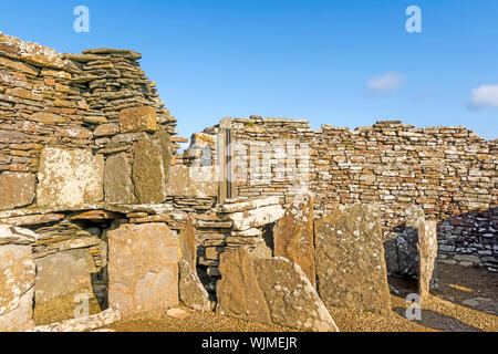 Broch von Gruness Innenraum mit Steinplatten und mögliche Regale, Orkney, Schottland Stockfoto