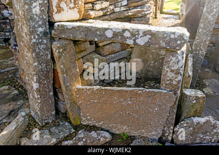 Broch von Gruness Innenraum mit Steinplatten und mögliche Regale, Orkney, Schottland Stockfoto