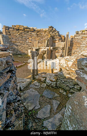 Broch von Gruness Innenraum mit Steinplatten und möglicherweise Regale, Orkney, Schottland Stockfoto