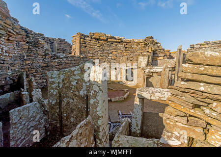 Broch von Gruness Innenraum mit Steinplatten und möglicherweise Regale, Orkney, Schottland Stockfoto