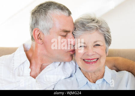 Liebevolle älterer Mann küssen Frau an den Backen zu Hause Stockfoto