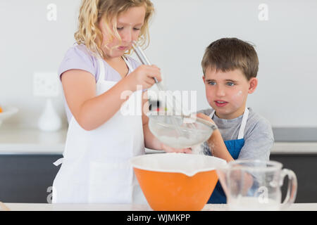 Bruder und Schwester Vorbereitung Cookies in der Küche Stockfoto