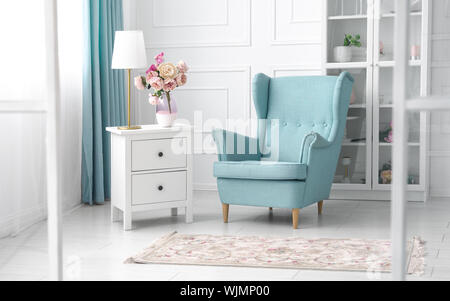 Klassisch in den Farben Blau und Weiß Thema Wohnzimmer - hellblau Sessel und weißen Möbeln Stockfoto