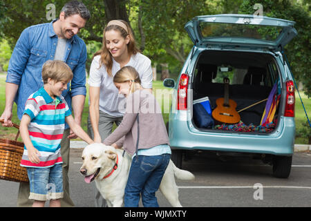 Porträt einer glücklichen Familie mit Hund im Picnic Stockfoto