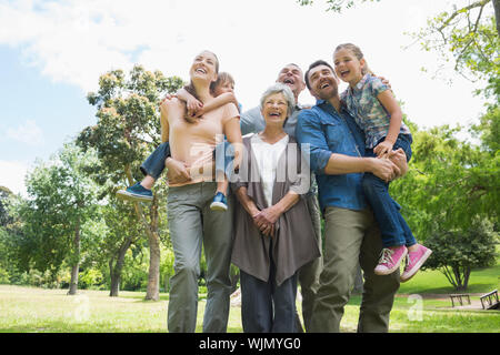 Low Angle View fröhliche Großfamilie stehen im Park Stockfoto