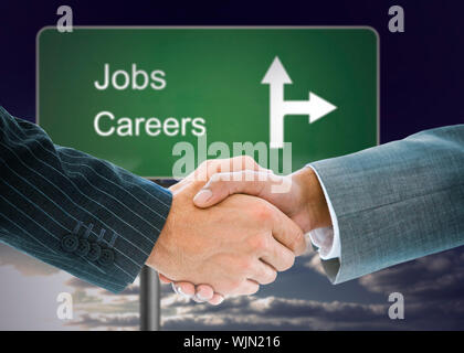 Das zusammengesetzte Bild im Business Handshake gegen Wegweiser, die die Richtung der Jobs und Karriere Stockfoto
