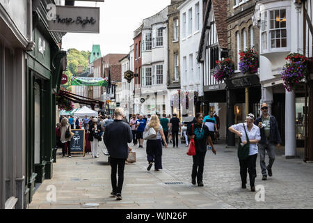 Winchester, Hampshire, UK Shoppers zu Fuß durch Winchester High Street verschiedene Geschäfte an einem geschäftigen Tag verging für Verbraucher Stockfoto