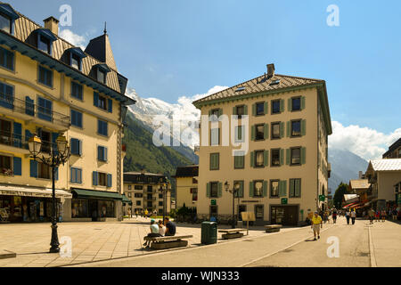 Blick auf das Zentrum von Chamonix-Mont-Blanc mit der Fassade des Grand Hotel des Alpes und das Mont Blanc Massiv im Hintergrund im Sommer, Frankreich Stockfoto