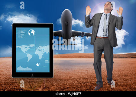 Geschäftsmann posiert mit Waffen gegen 3d-Flugzeug über Kornfeld angehoben Stockfoto
