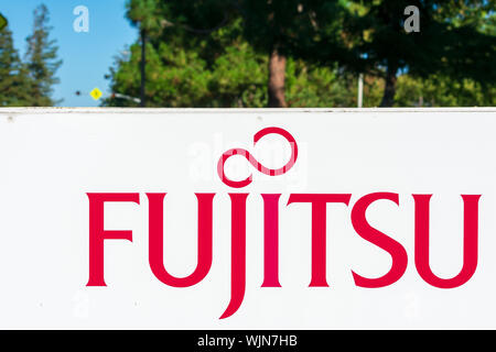 Fujitsu Schild am Büro im Unternehmen im Silicon Valley, High-tech Hub der San Francisco Bay Area. Stockfoto