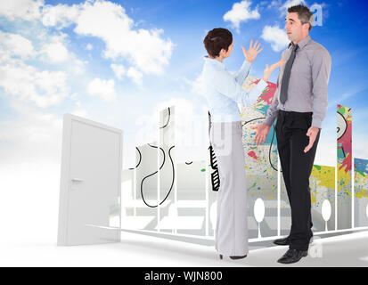 Büroangestellte argumentieren gegen geschlossene und offene Türen im Himmel Stockfoto