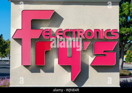 Fry's Electronics Schild in der Nähe Ziegel und Mörtel Store im Silicon Valley Stockfoto