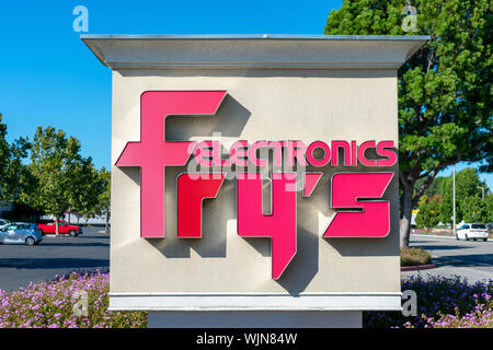 Fry's Electronics Schild in der Nähe Ziegel und Mörtel Store im Silicon Valley Stockfoto