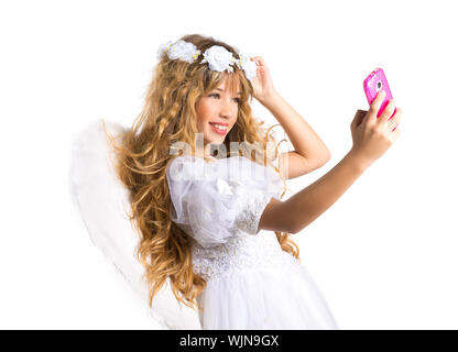 Angel blonde Mädchen, das Bild mobile Smartphone und Feder Flügel auf weißen Byod in den Himmel Stockfoto