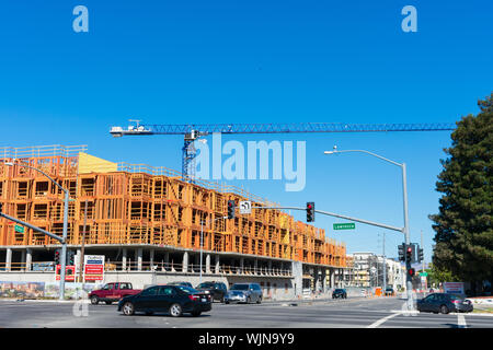 Street View der Wohnungsneubau Nuevo von SummerHill Home Builder im Silicon Valley in der Nähe des Lawrence Bahnhof Stockfoto