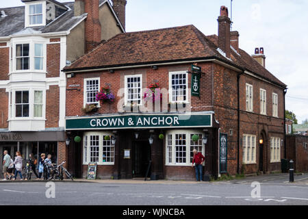 Winchester, Hampshire, UK vor der Krone und Anchor Pub in Winchester, einem typischen britischen Public House Stockfoto