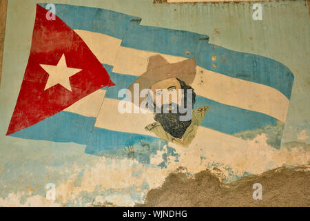 Street Fotografie im Zentrum von Havanna - revolutionäre Losung an der Wand von La Guarida Restaurant gemalt, La Habana (Havanna), Havanna, Kuba Stockfoto
