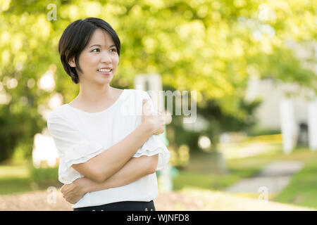 Portrait junge Frau im Freien zurück Licht Stockfoto