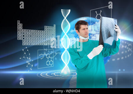 Nahaufnahme von männlicher Arzt tragen Fell auf x-ray gegen digitale Erde Hintergrund Stockfoto