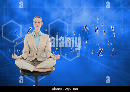 Friedliche chic Geschäftsfrau im Lotus Position auf Drehstuhl gegen abstrakte Technologie Hintergrund sitzen Stockfoto