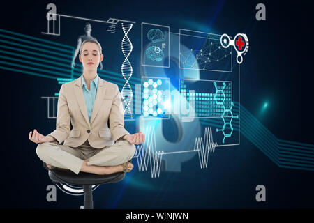 Friedliche chic Geschäftsfrau, sitzen in Lotus Position auf Drehstuhl gegen Dollarzeichen auf futuristischen Hintergrund Stockfoto