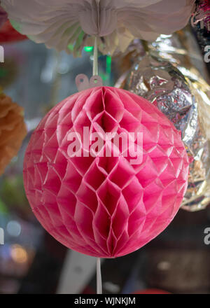 Papier bunte Kugel Ornament. Hanging in rosa Farbe und Muster haben... Stockfoto