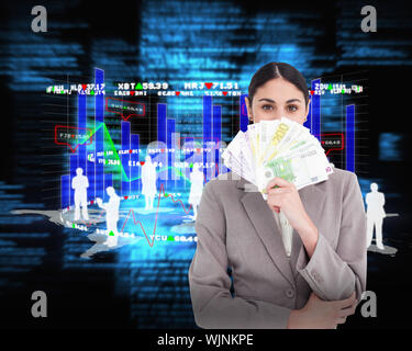 Junge Geschäftsfrau ihr Gesicht hinter Banknoten gegen den blauen Ausblenden verschwommene Texte Stockfoto
