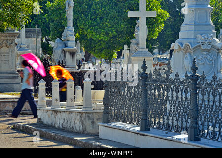 Doppelpunkt Friedhof (Cementerio de Cristóbal Colón) - Besucher, La Habana (Havanna), Havanna, Kuba Stockfoto