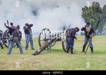 Union Soldaten während eines battlefield Szene aus dem Amerikanischen Bürgerkrieg Brand einer Canon bei einem Reenactment in Huntington Beach Kalifornien USA Stockfoto