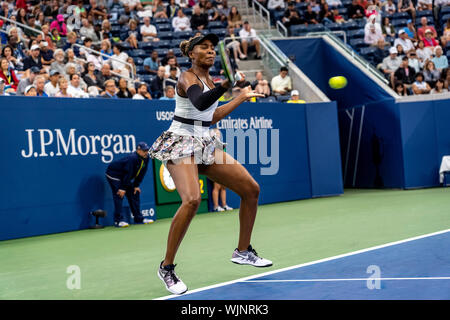 Venus Williams aus den USA konkurrieren in der zweiten Runde der US Open Tennis 2019 Stockfoto