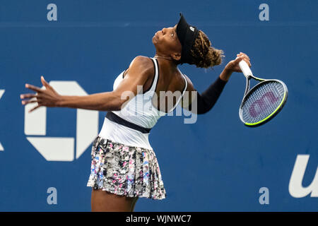 Venus Williams aus den USA konkurrieren in der zweiten Runde der US Open Tennis 2019 Stockfoto