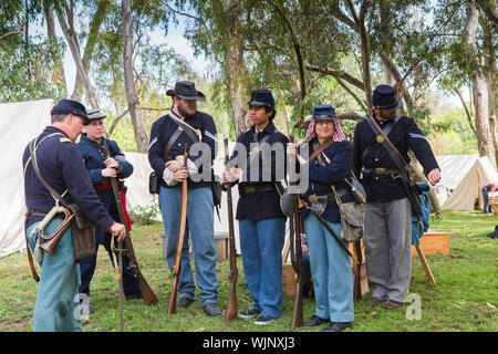 Union Soldaten während eines battlefield Szene aus dem Amerikanischen Bürgerkrieg zu einem Reenactment in Huntington Beach Kalifornien USA Stockfoto