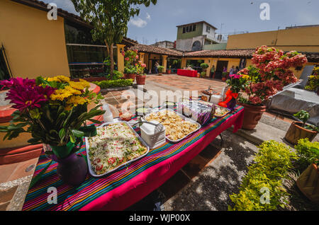 Tabelle der mexikanischen Buffet mit Tacos enchiladas chalupas und Tamales an einem sonnigen Tag Stockfoto