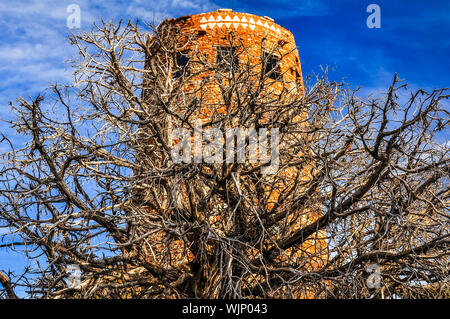 Ansicht des Wachturms in Grand Canyon mit trockenen Baum Vordergrund, Arizona, USA Stockfoto