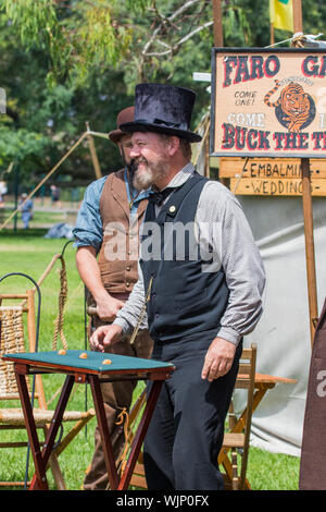 Die drei shell Spiel durch eine reisende Trickster im Amerikanischen Bürgerkrieg reenactment in Huntington Beach Kalifornien USA durchgeführt Stockfoto